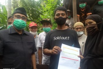 Paslon Bupati-Wabup Majene bantu warga yang digusur karena beda pilihan