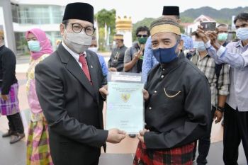 Mendes PDTT serahkan 1.000 sertifikat ke transmigran di Sulbar
