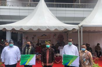 Menteri KUKM Serahkan Kartu Kepesertaan BPJamsostek Pelaku UMKM di Sultra
