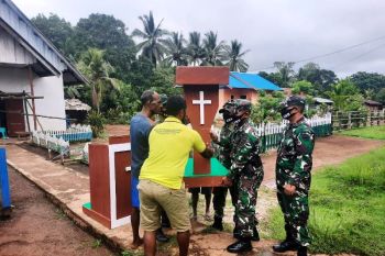 Prajurit Satgas 125/Si'mbisa bantu podium Gereja Akitab di perbatasan RI-PNG