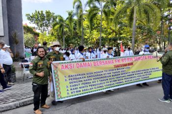 Karena baru dibayar enam bulan, oknum Forum Komunikasi RT/RW demo Pemko Pekanbaru