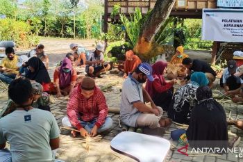 Dukung masyarakat mandiri, PLN Sulselrabar beri pelatihan desain dan kerajinan
