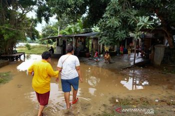 Warga bantaran Bengawan Solo sempat mengungsi akibat banjir