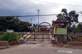 Palang pintu perlintasan KA di  Sragen pascakecelakaan ditutup