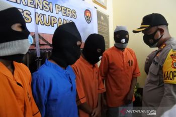 Pengunjuk rasa di Kupang langgar protokol kesehatan