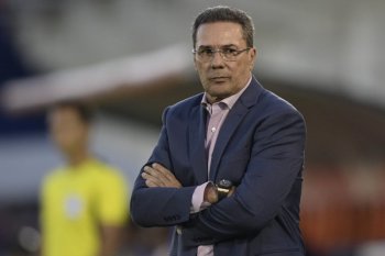 Terjangkit COVID-19, mantan pelatih Brazil dilarikan ke RS