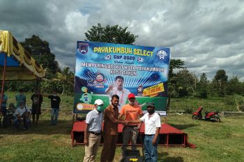 SSB aktif dapat bantuan mesin pemotong rumput lapangan dari Disparpora Payakumbuh