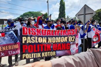 Massa tuntut KPU Lampung Tengah diskualifikasi Paslon Bupati Musa-Dito