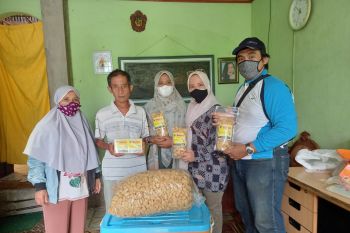 Pengabdian Dosen Unand, Membantu Usaha Berkembang UKM Kerupuk Kulit di Padang