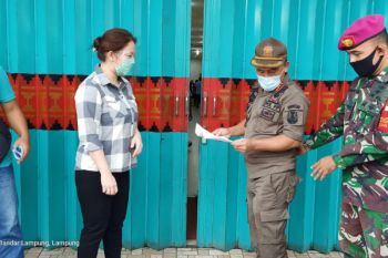 Satgas COVID-19 Bandarlampung segel toko oleh-oleh tidak terapkan 3M