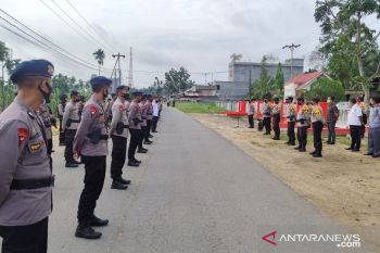 Sejumlah personel gabungan jaga pleno KPU
