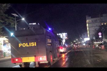 Polda Sulut lakukan penyemprotan disinfektan di Manado
