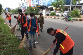 Tidak pakai masker warga Batam   membersihkan fasilitas  umum