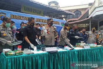 Polisi ungkap jaringan narkoba disembunyikan dalam sepatu