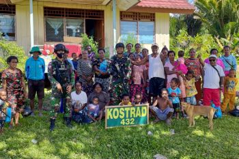 Satgas Yonif 432 Kostrad bagi bingkisan Natal warga Salarema