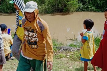 Buaya besar muncul di pinggir sungai, jadi tontonan warga Lampung Timur