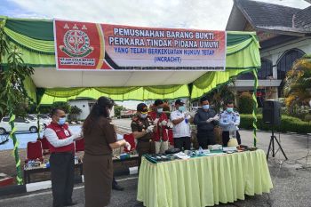 Kejari Kuansing musnahkan barang bukti dari 35 perkara
