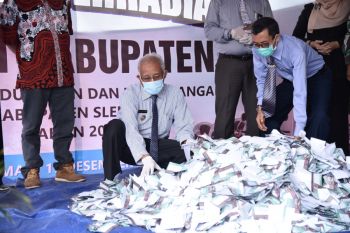 Bupati Sleman menyerahkan undian berhadiah Pasar Rakyat 2020