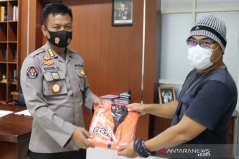 Polda Sulteng bagi rompi khusus kepada wartawan