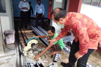 Warga binaan LPKA Maros dilatih merakit kusen aluminium
