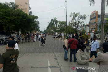 Polisi blokade jalan halau pendukung  rizieq shihab di Palembang