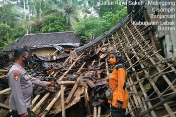 Puluhan rumah warga Lebak Banten rusak diterjang puting beliung