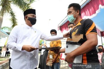 Pemkab Bantaeng berikan bantuan alat tangkap kepada kelompok nelayan