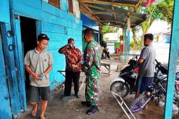Danramil Mimika Kapten Inf Teguh Heru bantu biaya perbaikan motor pendeta