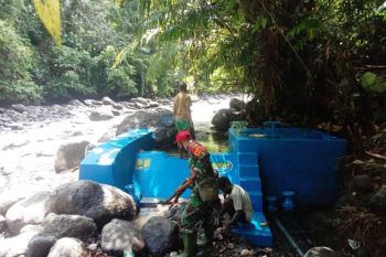 Babinsa bersama warga kampung Soromasen bersihkan bak penampung air