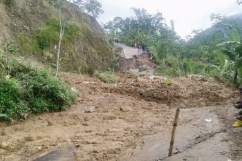 Jalan penghubung dua desa di Banjarnegara ambles