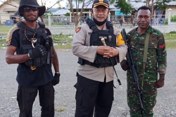 Satu personel Polri terpanah saat pengamanan Pleno KPU Yalimo