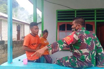 Babinsa Yapen Selatan temui warga binaan cegah kerawanan Kamtibmas