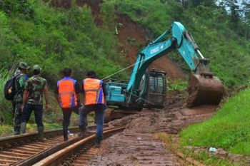 KAI Divre III siagakan alat berat  antisipasi longsor