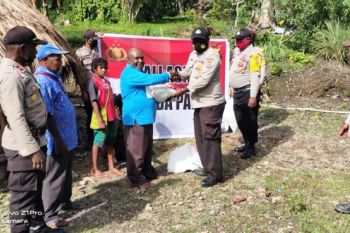 Polsek Bokondini salurkan bantuan beras dua ton dari Polda Papua