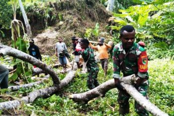 Babinsa Kelila bantu warga kayu bakar untuk kebutuhan Natal