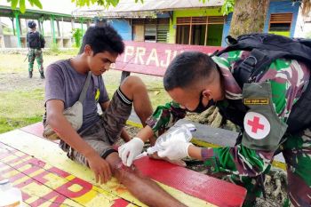 Prajurit Satgas Yonif Raider 100/PS layani pengobatan warga kecelakaan lakalantas