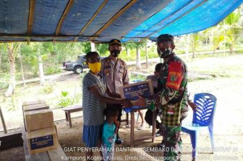 Babinsa Koramil Kemtuk Gresi beri bantuan sembako ke Ondoafi