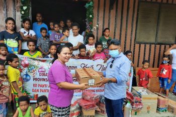 Disdik Papua-Alumni SMPN 1 Sentani berbagi kasih ke dua panti asuhan