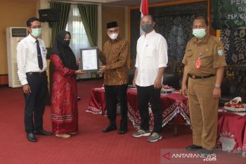 Bupati serahkan bantuan forum komunikasi TSP CSR dan PPM kepada masyarakat