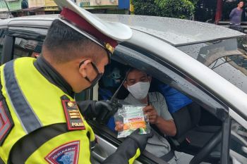 Polresta Bandarlampung gelar Operasi Lilin Krakatau bagikan masker
