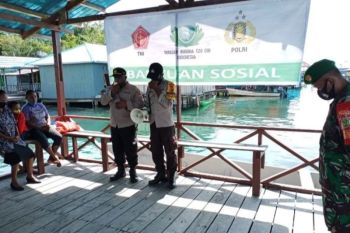Babinsa Koramil Jayapura Selatan bantu penyaluran beras di kampung Tobati