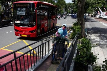 Fasilitas jalur miring untuk penyandang disabilitas