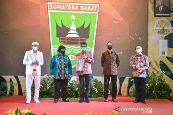 Gubernur dan Ketua DPRD Sumbar terima penghargaan Green Leadership