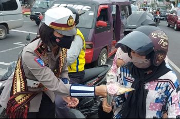 Hari Ibu, Polwan Satlantas Polresta Bandarlampung gelar aksi simpatik