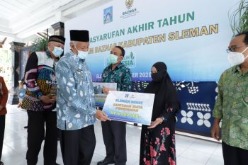 Baznas Sleman menyerahkan sejumlah bantuan program unggulan