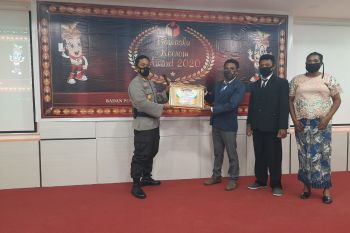 Kapolres Keerom mendapat penghargaan Bawaslu Award 2020