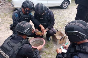 Benda ini diledakkan tim Jibom Brimob Polda Sumbar di Pariaman