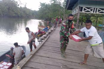 Babinsa Warbah bantu warga mengangkat keramik