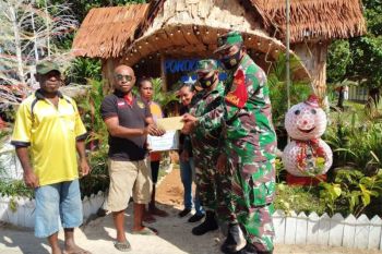 Babinsa Koramil Sentani bagikan bingkisan kasih Natal