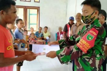 Babinsa Koramil Yapsel dampingi aparat kampung bagikan dana desa